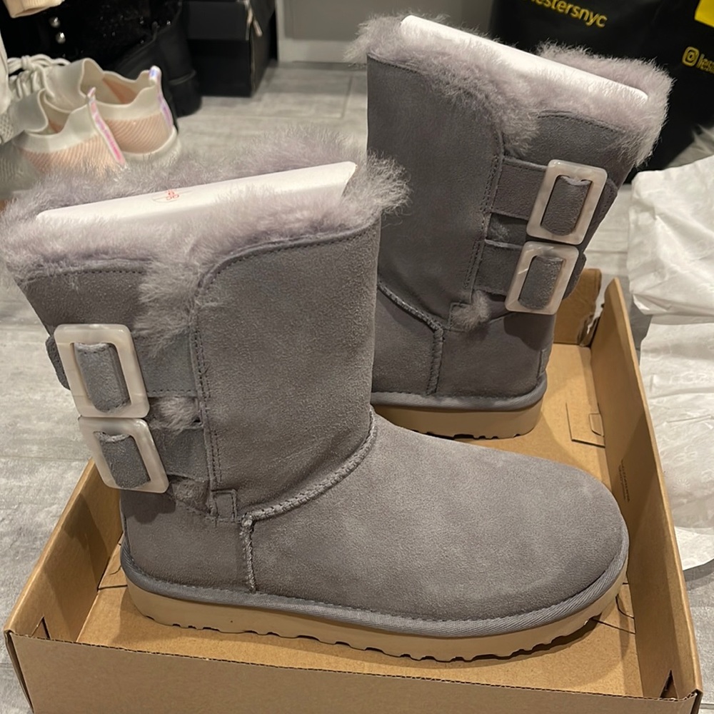 New UGG w Bailey fashion buckle size 5 grey